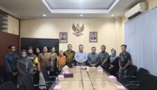 Sejumlah warga bersama perwakilan kader partai melakukan audiensi dengan pimpinan DPRD Kabupaten Kendal Mahfud Sodiq di ruang rapat DPRD, Selasa (31/3/2026). Foto : Wawasannews.com