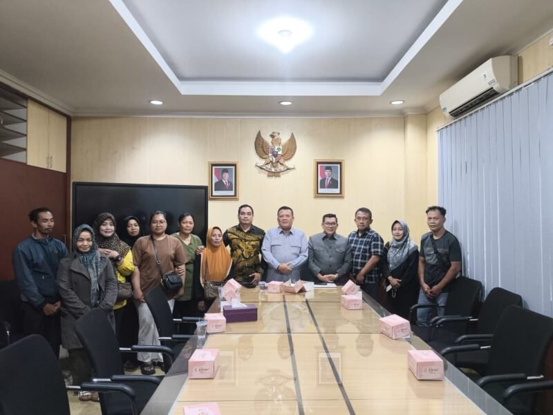 Sejumlah warga bersama perwakilan kader partai melakukan audiensi dengan pimpinan DPRD Kabupaten Kendal Mahfud Sodiq di ruang rapat DPRD, Selasa (31/3/2026). Foto : Wawasannews.com