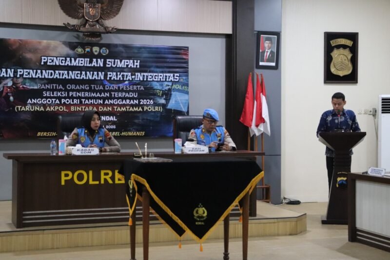 Kabag SDM Polres Kendal bersama jajaran memimpin kegiatan pengambilan sumpah dan penandatanganan pakta integritas seleksi penerimaan anggota Polri Tahun Anggaran 2026 di Aula Tribrata Polres Kendal, Selasa (31/3/2026). Foto : Wawasannews.com
