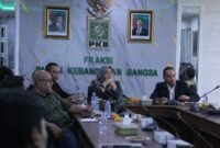 Ketua Fraksi PKB DPRD Jawa Tengah Abdul Hamid (kanan) saat memimpin rapat di Kantor FPKB DPRD Jateng, Semarang. Foto: Istimewa/Wawasannews