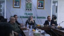 Ketua Fraksi PKB DPRD Jawa Tengah Abdul Hamid (kanan) saat memimpin rapat di Kantor FPKB DPRD Jateng, Semarang. Foto: Istimewa/Wawasannews