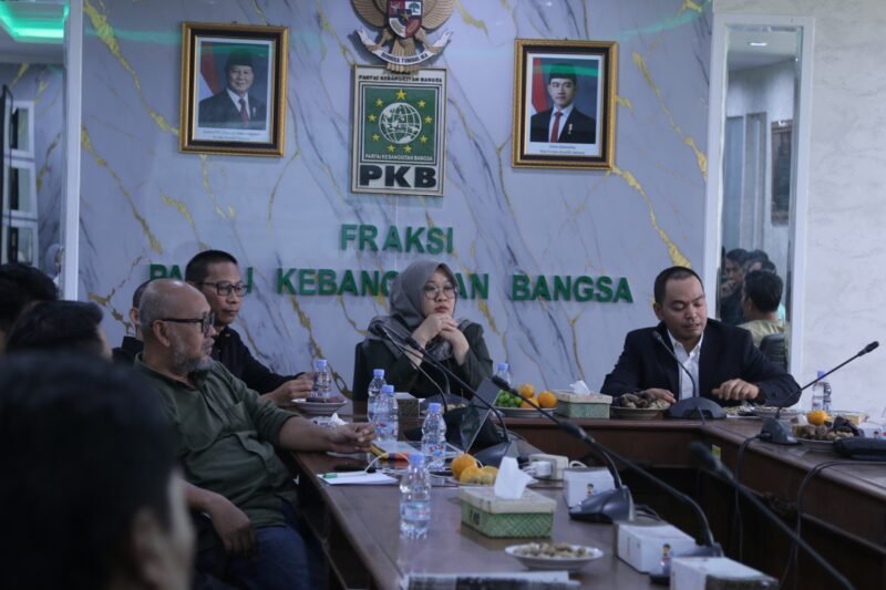 Ketua Fraksi PKB DPRD Jawa Tengah Abdul Hamid (kanan) saat memimpin rapat di Kantor FPKB DPRD Jateng, Semarang. Foto: Istimewa/Wawasannews