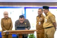 Ketua DPRD Kendal Mahfud Sodiq (tengah) menandatangani pakta integritas dalam kegiatan Dialog Antikorupsi di Semarang, disaksikan sejumlah kepala daerah sebagai bentuk komitmen bersama mewujudkan pemerintahan yang bersih dan bebas dari praktik KKN. Foto : Wawasannews.com
