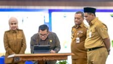 Ketua DPRD Kendal Mahfud Sodiq (tengah) menandatangani pakta integritas dalam kegiatan Dialog Antikorupsi di Semarang, disaksikan sejumlah kepala daerah sebagai bentuk komitmen bersama mewujudkan pemerintahan yang bersih dan bebas dari praktik KKN. Foto : Wawasannews.com