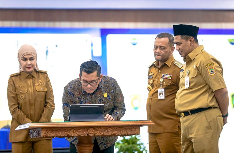 Ketua DPRD Kendal Mahfud Sodiq (tengah) menandatangani pakta integritas dalam kegiatan Dialog Antikorupsi di Semarang, disaksikan sejumlah kepala daerah sebagai bentuk komitmen bersama mewujudkan pemerintahan yang bersih dan bebas dari praktik KKN. Foto : Wawasannews.com