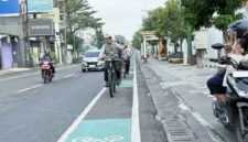 Bupati Kudus Sam'ani Intakoris naik sepeda onthel saat berangkat ke kantor bersama jajaran. Hal itu, menjadi contoh jajarannya untuk mulai membiasakan hidup hemat, terutama dalam penggunaan bahan bakar minyak (BBM) menggunakan moda alternatif yang murah. (Istimewa/Wawasannews)