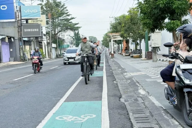 Bupati Kudus Sam'ani Intakoris naik sepeda onthel saat berangkat ke kantor bersama jajaran. Hal itu, menjadi contoh jajarannya untuk mulai membiasakan hidup hemat, terutama dalam penggunaan bahan bakar minyak (BBM) menggunakan moda alternatif yang murah. (Istimewa/Wawasannews)