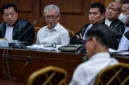 Terdakwa kasus dugaan pemerasan dalam pengurusan Rencana Penggunaan Tenaga Kerja Asing (RPTKA), mantan Dirjen Pembinaan Penempatan Tenaga Kerja dan Perluasan Kesempatan Kerja Kemnaker Suhartono (kedua kiri) mendengarkan keterangan saksi saat sidang lanjutan di Pengadilan Tipikor, Jakarta, Jumat (19/12/2025). (Istimewa/Wawasannews)