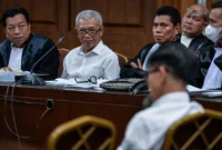 Terdakwa kasus dugaan pemerasan dalam pengurusan Rencana Penggunaan Tenaga Kerja Asing (RPTKA), mantan Dirjen Pembinaan Penempatan Tenaga Kerja dan Perluasan Kesempatan Kerja Kemnaker Suhartono (kedua kiri) mendengarkan keterangan saksi saat sidang lanjutan di Pengadilan Tipikor, Jakarta, Jumat (19/12/2025). (Istimewa/Wawasannews)