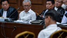 Terdakwa kasus dugaan pemerasan dalam pengurusan Rencana Penggunaan Tenaga Kerja Asing (RPTKA), mantan Dirjen Pembinaan Penempatan Tenaga Kerja dan Perluasan Kesempatan Kerja Kemnaker Suhartono (kedua kiri) mendengarkan keterangan saksi saat sidang lanjutan di Pengadilan Tipikor, Jakarta, Jumat (19/12/2025). (Istimewa/Wawasannews)