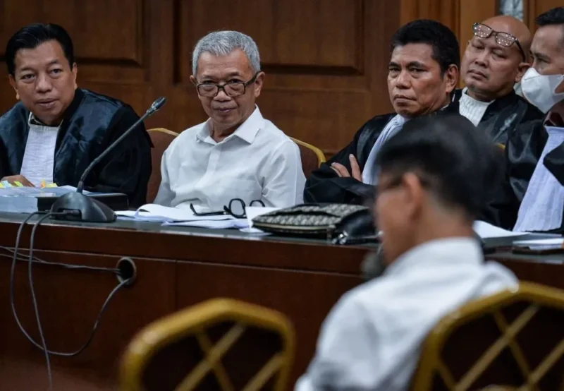 Terdakwa kasus dugaan pemerasan dalam pengurusan Rencana Penggunaan Tenaga Kerja Asing (RPTKA), mantan Dirjen Pembinaan Penempatan Tenaga Kerja dan Perluasan Kesempatan Kerja Kemnaker Suhartono (kedua kiri) mendengarkan keterangan saksi saat sidang lanjutan di Pengadilan Tipikor, Jakarta, Jumat (19/12/2025). (Istimewa/Wawasannews)