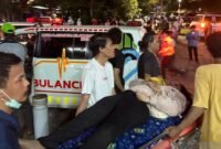 Sejumlah petugas dan warga mengevakuasi korban kecelakaan commuter line (KRL) jurusan Cikarang yang bertabrakan dengan Kereta Api (KA) Jarak Jauh Argo Bromo Anggrek di stasiun Bekasi Timur, Jawa Barat, Senin (27/4/2026) malam. (Istimewa/Wawasannews)