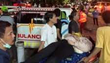 Sejumlah petugas dan warga mengevakuasi korban kecelakaan commuter line (KRL) jurusan Cikarang yang bertabrakan dengan Kereta Api (KA) Jarak Jauh Argo Bromo Anggrek di stasiun Bekasi Timur, Jawa Barat, Senin (27/4/2026) malam. (Istimewa/Wawasannews)