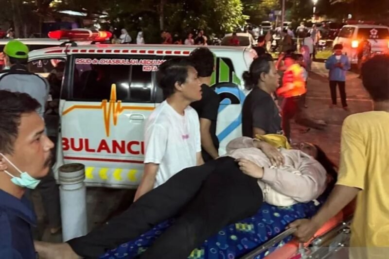 Sejumlah petugas dan warga mengevakuasi korban kecelakaan commuter line (KRL) jurusan Cikarang yang bertabrakan dengan Kereta Api (KA) Jarak Jauh Argo Bromo Anggrek di stasiun Bekasi Timur, Jawa Barat, Senin (27/4/2026) malam. (Istimewa/Wawasannews)