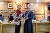 Sesi Pemberian Merchandise, Ketua PDKN Ulin Nuha kepada Wakil Ketua Komite III Dr. Erni Daryanti dalam acara Audiensi. Wawasannews.com