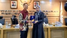 Sesi Pemberian Merchandise, Ketua PDKN Ulin Nuha kepada Wakil Ketua Komite III Dr. Erni Daryanti dalam acara Audiensi. Wawasannews.com