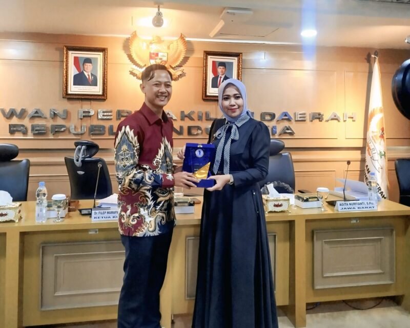 Sesi Pemberian Merchandise, Ketua PDKN Ulin Nuha kepada Wakil Ketua Komite III Dr. Erni Daryanti dalam acara Audiensi. Wawasannews.com