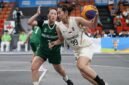 Pemain timnas bola basket 3x3 putri Indonesia Angelica Jennifer membawa bola untuk melewati adangam pemain Makau dalam pertandingan Grup C Asian Beach Games Sanya 2026, di Sanya Sport Centre Gymnasium, China, Senin (27/4/2026) siang. (Istimewa/Wawasannews)