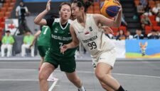 Pemain timnas bola basket 3x3 putri Indonesia Angelica Jennifer membawa bola untuk melewati adangam pemain Makau dalam pertandingan Grup C Asian Beach Games Sanya 2026, di Sanya Sport Centre Gymnasium, China, Senin (27/4/2026) siang. (Istimewa/Wawasannews)
