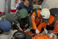 Anggota Tim SAR melakukan evakuasi korban kecelakaan kereta di Stasiun Bekasi Timur, Selasa (28/4/2026). (Istimewa/Wawasannews)