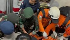 Anggota Tim SAR melakukan evakuasi korban kecelakaan kereta di Stasiun Bekasi Timur, Selasa (28/4/2026). (Istimewa/Wawasannews)