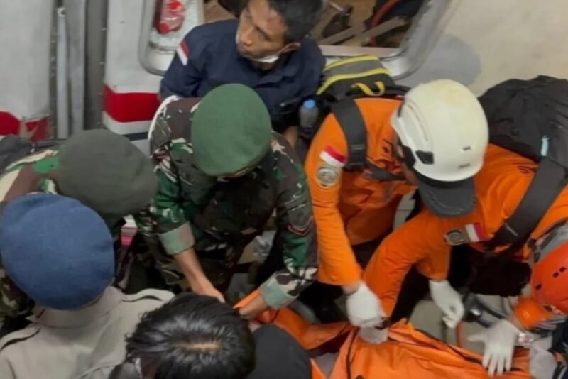 Anggota Tim SAR melakukan evakuasi korban kecelakaan kereta di Stasiun Bekasi Timur, Selasa (28/4/2026). (Istimewa/Wawasannews)