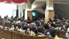 Kegiatan rapat paripurna dengan agenda pengambilan keputusan terhadap sejumlah rancangan peraturan daerah (raperda) di Gedung DPRD Kota Madiun, Jatim, Kamis (2/4/2026). (Istimewa/Wawasannews)
