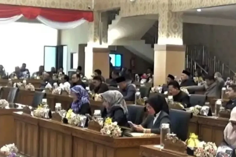 Kegiatan rapat paripurna dengan agenda pengambilan keputusan terhadap sejumlah rancangan peraturan daerah (raperda) di Gedung DPRD Kota Madiun, Jatim, Kamis (2/4/2026). (Istimewa/Wawasannews)