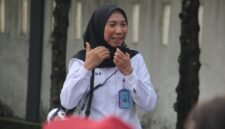 Kepala BNNK Kendal, Anna Setiyawati, memberikan arahan dan edukasi kepada siswa dalam kegiatan pengenalan bahaya narkoba di Kabupaten Kendal, Senin (20/4/2026). Foto : Wawasannews.com