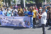 Wali Kota Magelang Damar Prasetyono (kanan) hadir dalam Kirab Salib 2026 oleh umat Katolik Gereja Paroki Santo Ignatius Kota Magelang untuk memperingati Jumat Agung di kawasan alun-alun setempat, sekaligus menyambut Hari Jadi Ke-1.120 Kota Magelang, Jumat (3/4/2026). (Istimewa/Wawasannews)