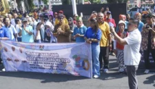 Wali Kota Magelang Damar Prasetyono (kanan) hadir dalam Kirab Salib 2026 oleh umat Katolik Gereja Paroki Santo Ignatius Kota Magelang untuk memperingati Jumat Agung di kawasan alun-alun setempat, sekaligus menyambut Hari Jadi Ke-1.120 Kota Magelang, Jumat (3/4/2026). (Istimewa/Wawasannews)