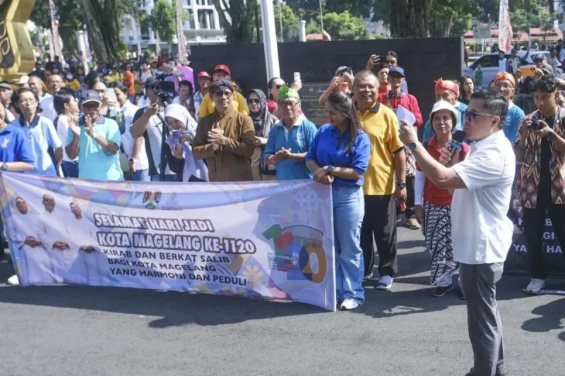 Wali Kota Magelang Damar Prasetyono (kanan) hadir dalam Kirab Salib 2026 oleh umat Katolik Gereja Paroki Santo Ignatius Kota Magelang untuk memperingati Jumat Agung di kawasan alun-alun setempat, sekaligus menyambut Hari Jadi Ke-1.120 Kota Magelang, Jumat (3/4/2026). (Istimewa/Wawasannews)