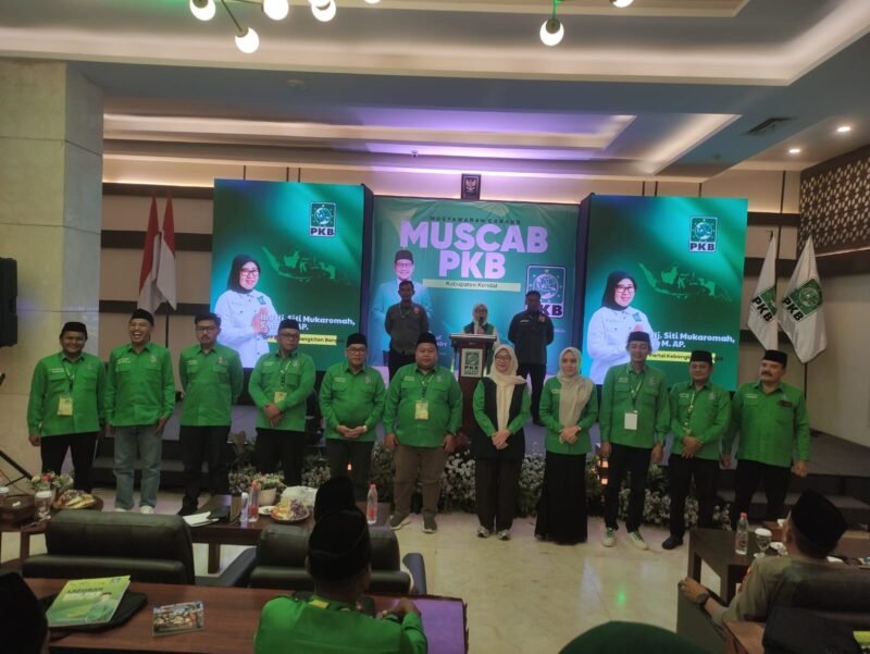 Perwakilan DPP PKB, Hj Siti Mukaromah memanggil anggota Fraksi PKB DPRD Kendal untuk maju ke depan forum saat sambutan dalam Musyawarah Cabang (Muscab) PKB Kendal di Hotel Sae Inn, Minggu malam (19/4/2026). Foto: Fuad/Wawasannews