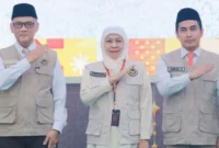 Gubernur Jatim Khofifah Indar Parawansa (tengah) saat dilantik sebagai Koordinator Petugas Penyelenggara Ibadah Haji (PPIH) Embarkasi Surabaya 1447 Hijriah/2026 oleh Menteri Haji dan Umrah RI Mochamad Irfan Yusuf di Surabaya, Jumat (17/4/2026). (Istimewa/Wawasannews)