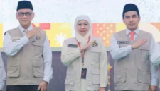 Gubernur Jatim Khofifah Indar Parawansa (tengah) saat dilantik sebagai Koordinator Petugas Penyelenggara Ibadah Haji (PPIH) Embarkasi Surabaya 1447 Hijriah/2026 oleh Menteri Haji dan Umrah RI Mochamad Irfan Yusuf di Surabaya, Jumat (17/4/2026). (Istimewa/Wawasannews)