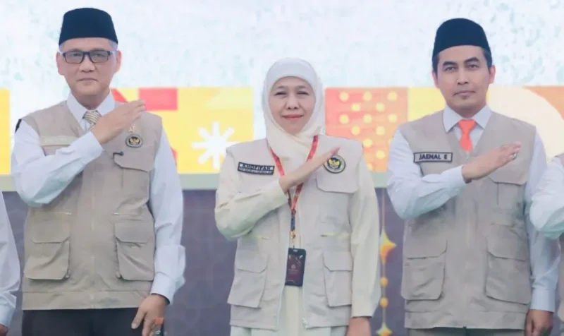Gubernur Jatim Khofifah Indar Parawansa (tengah) saat dilantik sebagai Koordinator Petugas Penyelenggara Ibadah Haji (PPIH) Embarkasi Surabaya 1447 Hijriah/2026 oleh Menteri Haji dan Umrah RI Mochamad Irfan Yusuf di Surabaya, Jumat (17/4/2026). (Istimewa/Wawasannews)