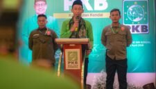 Kholid Abdillah, Wakil Sekretaris DPW PKB Jawa Tengah, menyampaikan sambutan dalam pembukaan Musyawarah Cabang (Muscab) PKB Kendal di Hotel Sae Inn, Minggu malam (19/4/2026). Foto : Fuad / Wawasannews