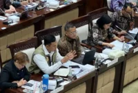 Direktur Utama Perum Bulog Agmad Rizal Ramdhani (kedua kiri) berbicara dalam rapat kerja dengan Komisi XI DPR RI di Jakarta, Kamis (2/4/2026). (Istimewa/Wawasannews)