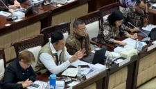 Direktur Utama Perum Bulog Agmad Rizal Ramdhani (kedua kiri) berbicara dalam rapat kerja dengan Komisi XI DPR RI di Jakarta, Kamis (2/4/2026). (Istimewa/Wawasannews)