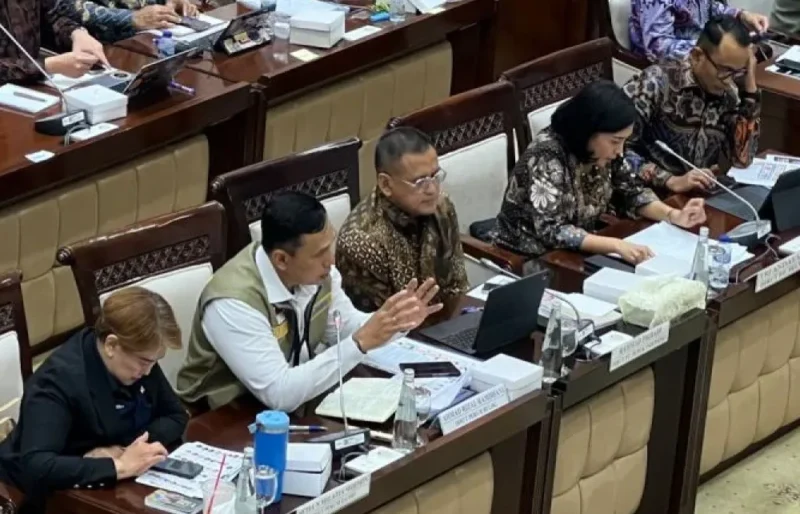 Direktur Utama Perum Bulog Agmad Rizal Ramdhani (kedua kiri) berbicara dalam rapat kerja dengan Komisi XI DPR RI di Jakarta, Kamis (2/4/2026). (Istimewa/Wawasannews)