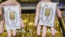 Pramuniaga menunjukkan emas batangan di sebuah gerai penjualan emas. (Istimewa/Wawasannews)