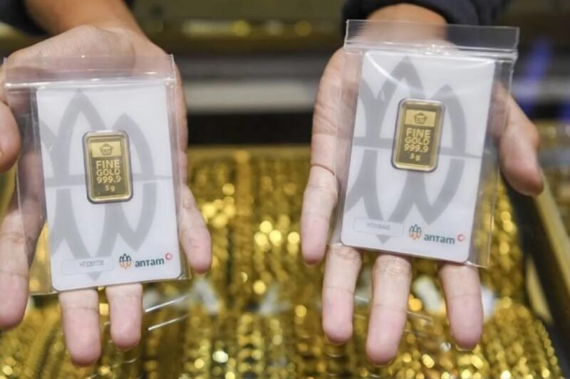 Pramuniaga menunjukkan emas batangan di sebuah gerai penjualan emas. (Istimewa/Wawasannews)