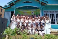 Puluhan santri dan alumni LARBA (Lare Batang) Pondok Pesantren Putri Yanbu’ul Huda Kendal berfoto bersama usai kegiatan Halal Bihalal yang berlangsung di Dukuh Bentul, Desa Sibebek, Kecamatan Bawang, Minggu (5/4/2026). Foto : Wawasannews.com