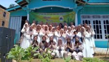 Puluhan santri dan alumni LARBA (Lare Batang) Pondok Pesantren Putri Yanbu’ul Huda Kendal berfoto bersama usai kegiatan Halal Bihalal yang berlangsung di Dukuh Bentul, Desa Sibebek, Kecamatan Bawang, Minggu (5/4/2026). Foto : Wawasannews.com