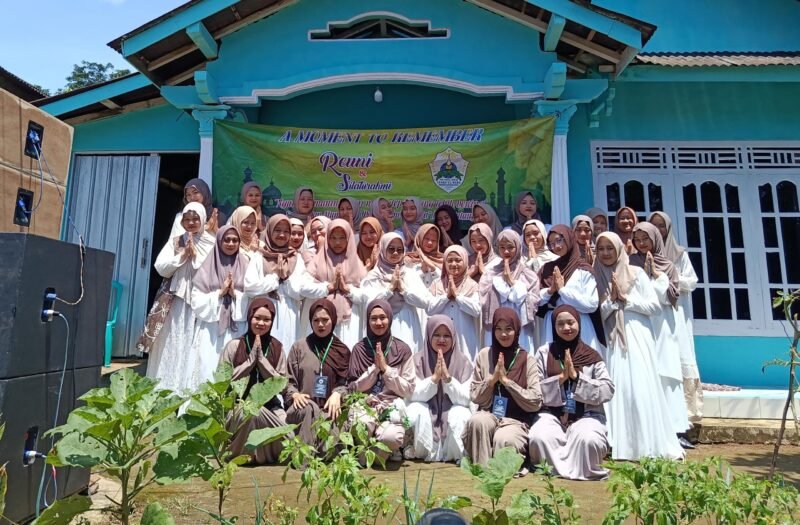 Puluhan santri dan alumni LARBA (Lare Batang) Pondok Pesantren Putri Yanbu’ul Huda Kendal berfoto bersama usai kegiatan Halal Bihalal yang berlangsung di Dukuh Bentul, Desa Sibebek, Kecamatan Bawang, Minggu (5/4/2026). Foto : Wawasannews.com