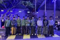 Sejumlah santri yang tergabung dalam Iksantrik Kendal berfoto bersama sebelum keberangkatan dalam kegiatan MABAR ATI (Mudik Akbar Santri Amtsilati) Ramadan 1447 H. Foto : Wawasannews.com