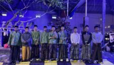 Sejumlah santri yang tergabung dalam Iksantrik Kendal berfoto bersama sebelum keberangkatan dalam kegiatan MABAR ATI (Mudik Akbar Santri Amtsilati) Ramadan 1447 H. Foto : Wawasannews.com