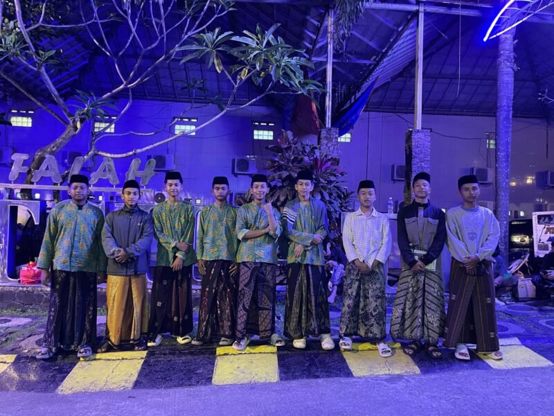 Sejumlah santri yang tergabung dalam Iksantrik Kendal berfoto bersama sebelum keberangkatan dalam kegiatan MABAR ATI (Mudik Akbar Santri Amtsilati) Ramadan 1447 H. Foto : Wawasannews.com