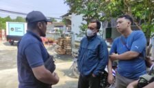 Sejumlah suplyer berdialog dengan pihak terkait di lokasi SPPG Protomulyo, Kecamatan Kaliwungu, Kabupaten Kendal, saat menagih pembayaran program Makan Bergizi Gratis (MBG) yang disebut belum terselesaikan. Foto : Wawasannews.com