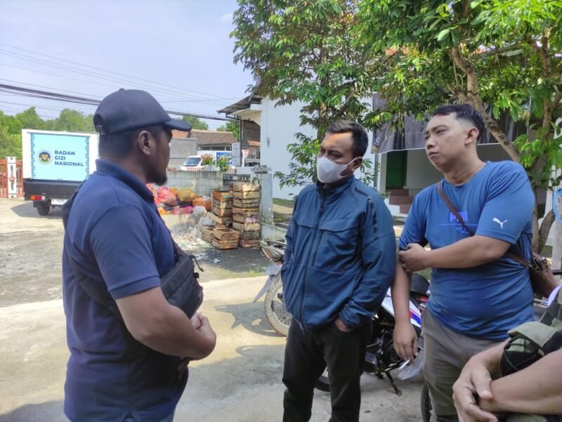 Sejumlah suplyer berdialog dengan pihak terkait di lokasi SPPG Protomulyo, Kecamatan Kaliwungu, Kabupaten Kendal, saat menagih pembayaran program Makan Bergizi Gratis (MBG) yang disebut belum terselesaikan. Foto : Wawasannews.com